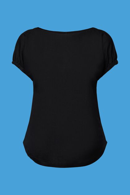 T-shirt with elastic sleeves