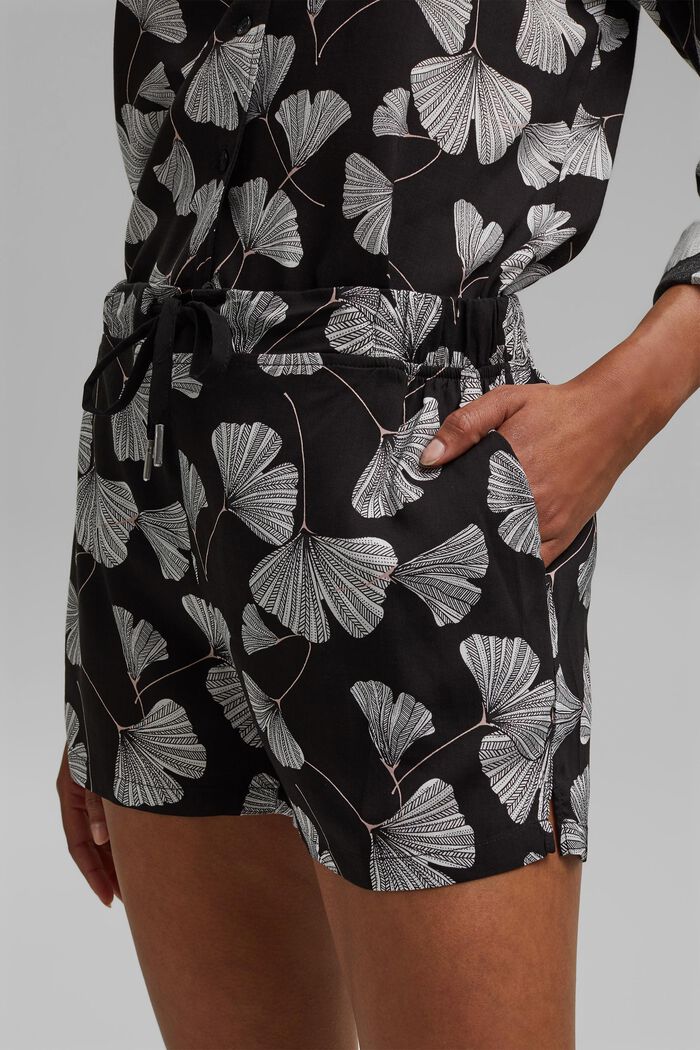 Pyjama shorts with a gingko print, LENZING™ ECOVERO™, BLACK, detail image number 2