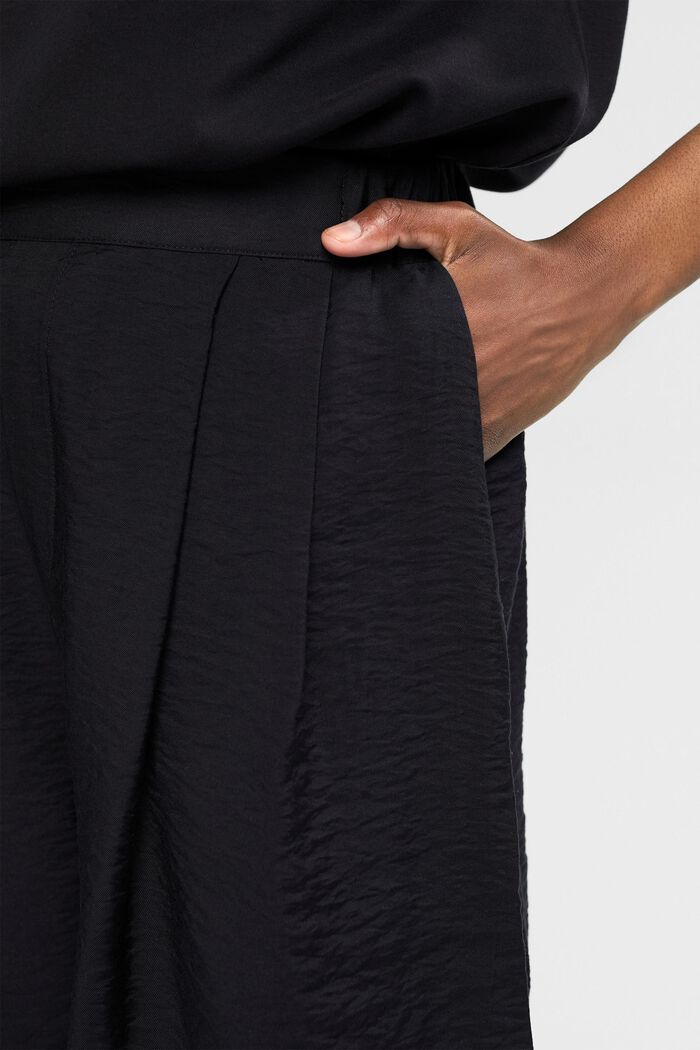 Flowing Bermuda shorts with a crinkle finish, BLACK, detail image number 0