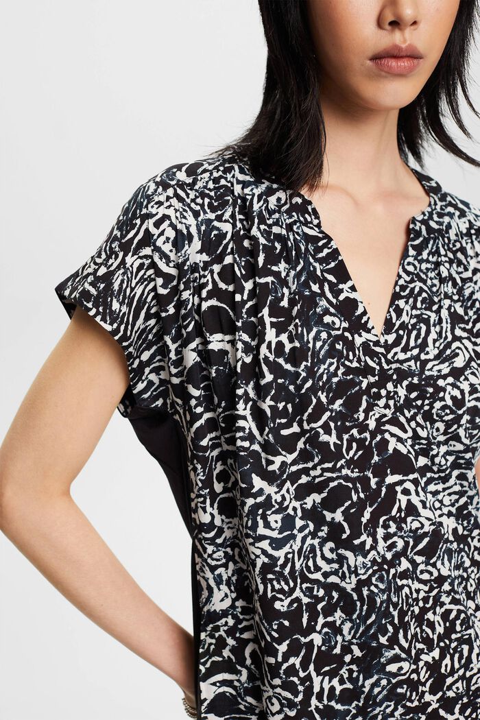 Split neck t-shirt with patterned front, BLACK, detail image number 2