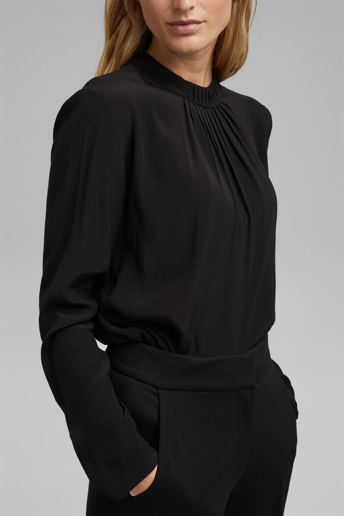 Pleat detail blouse containing LENZING™ ECOVERO™, BLACK, detail image number 2