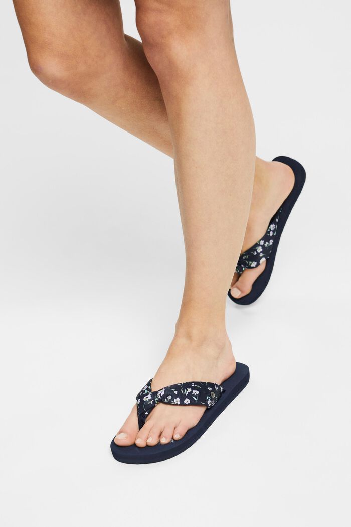 Thong sandals with a floral pattern