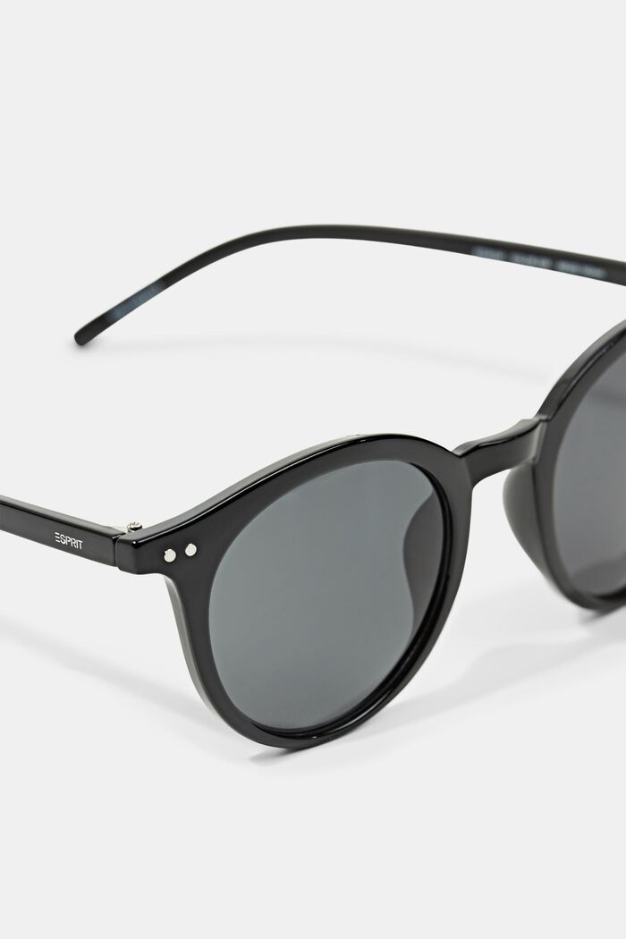 Sunglasses with round lenses